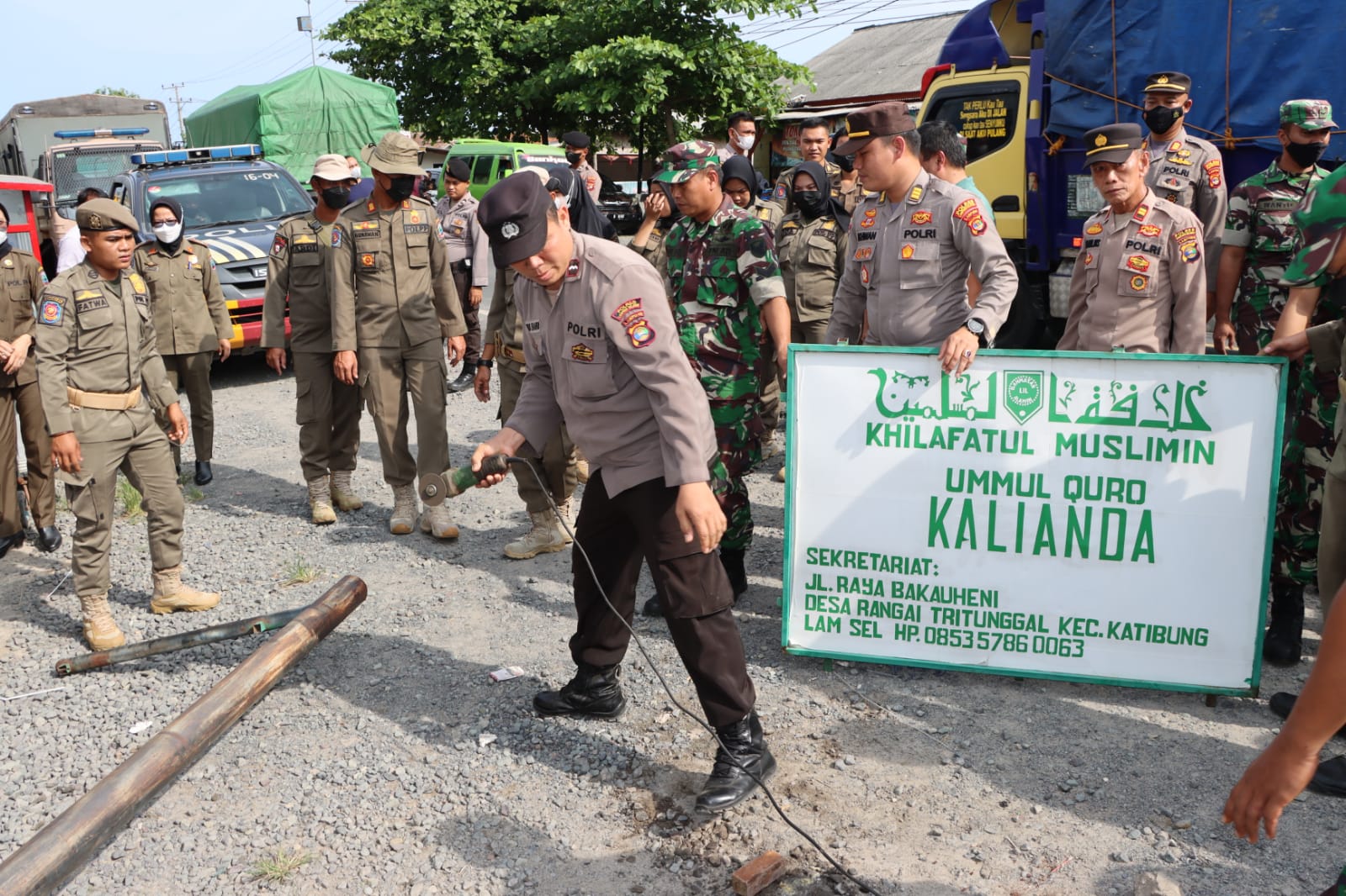 Polres Lampung Selatan Dan Tim Gabungan Sterilisasi Plang Ormas Khilafatul Muslimin
